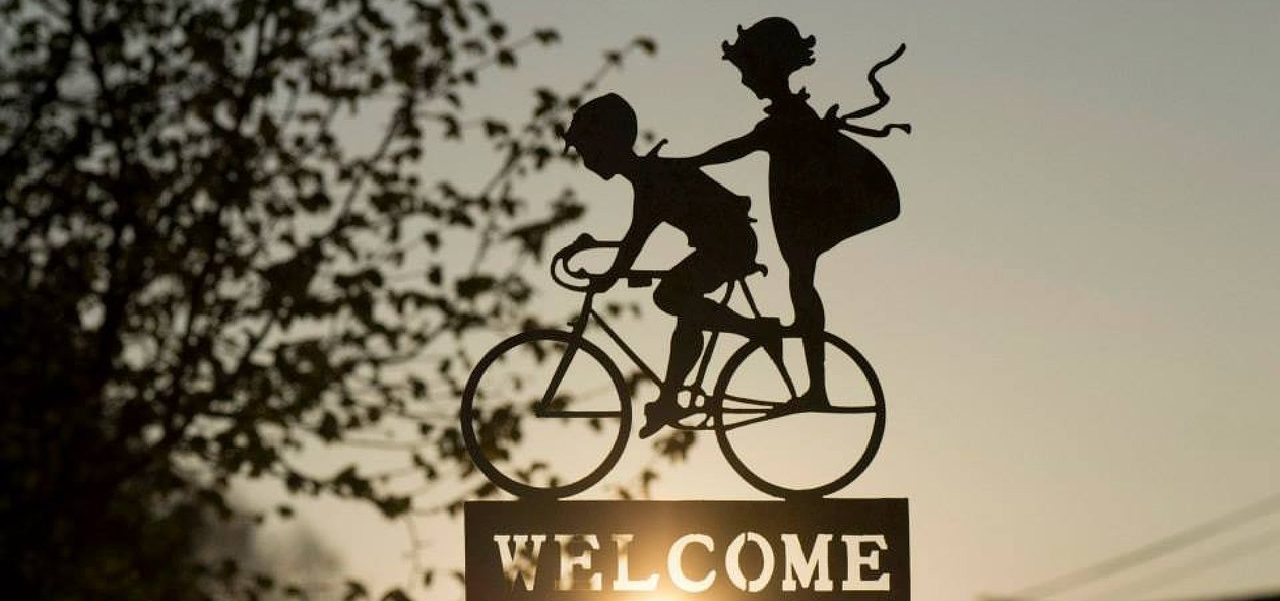 Crianças pedalando